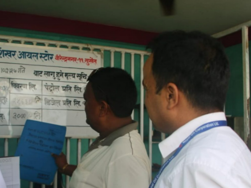 सुर्खेतका पेट्रोल पम्पमा प्रशासनको अनुगमन 